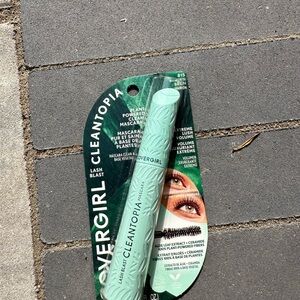 COVERGIRL Black and Green Mascara Dramatic Lash Effect